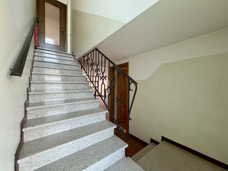 In posizione centrale e comoda a tutti i principali servizi, proponiamo villa singola inserita in...