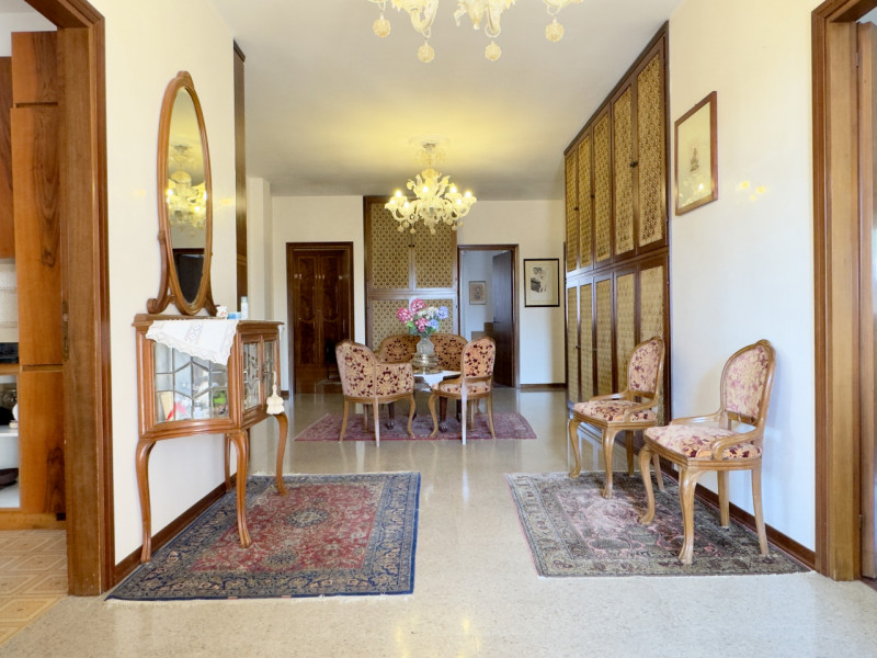 In posizione centrale e comoda a tutti i principali servizi, proponiamo villa singola inserita in...