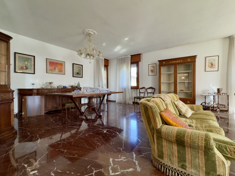 In posizione centrale e comoda a tutti i principali servizi, proponiamo villa singola inserita in...