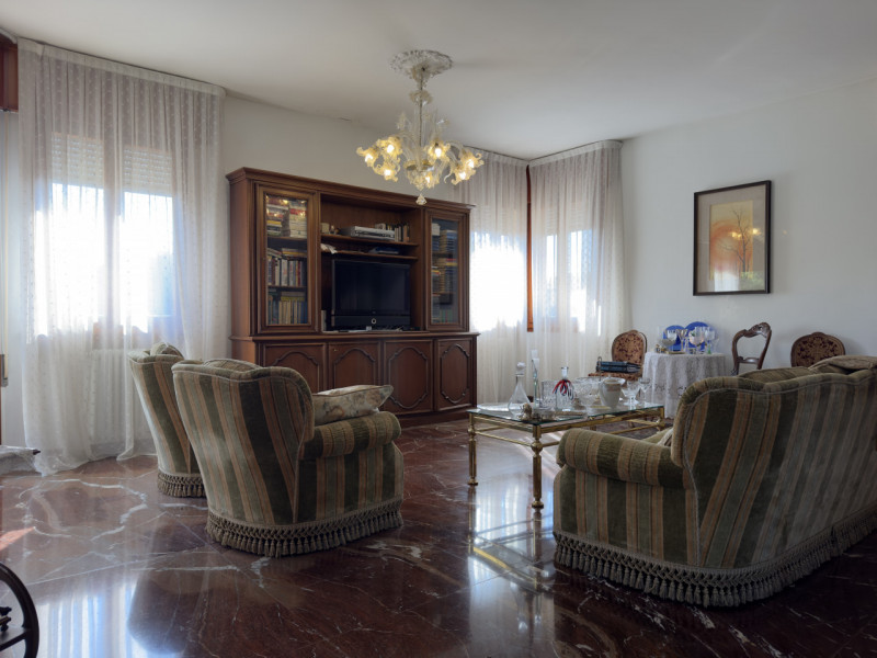 In posizione centrale e comoda a tutti i principali servizi, proponiamo villa singola inserita in...