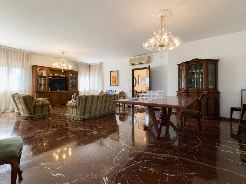 In posizione centrale e comoda a tutti i principali servizi, proponiamo villa singola inserita in...