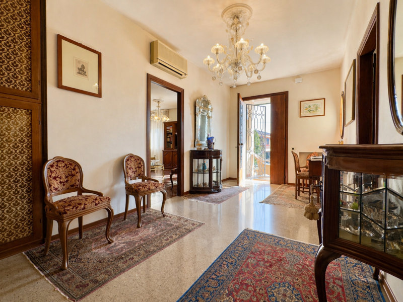In posizione centrale e comoda a tutti i principali servizi, proponiamo villa singola inserita in...