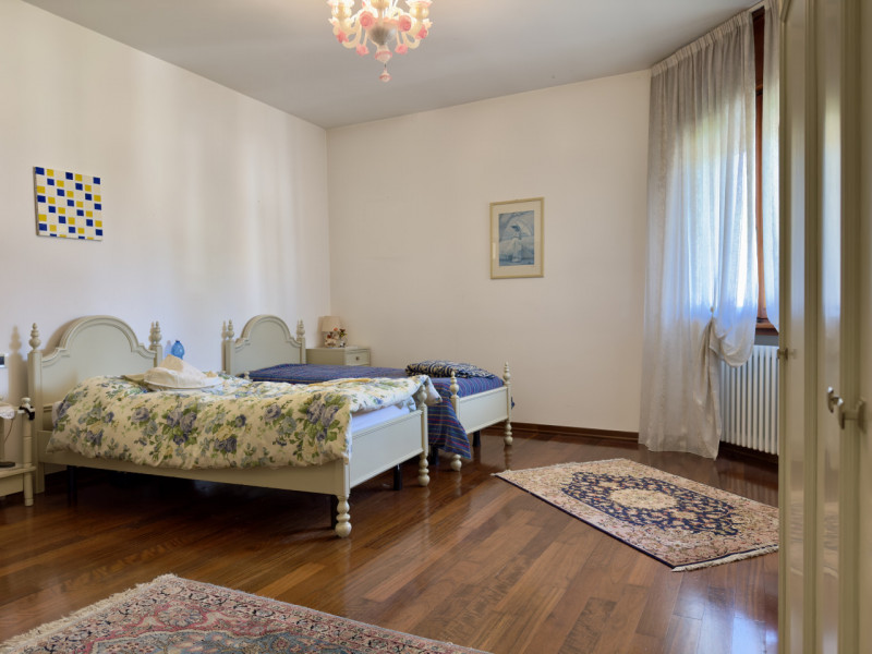 In posizione centrale e comoda a tutti i principali servizi, proponiamo villa singola inserita in...