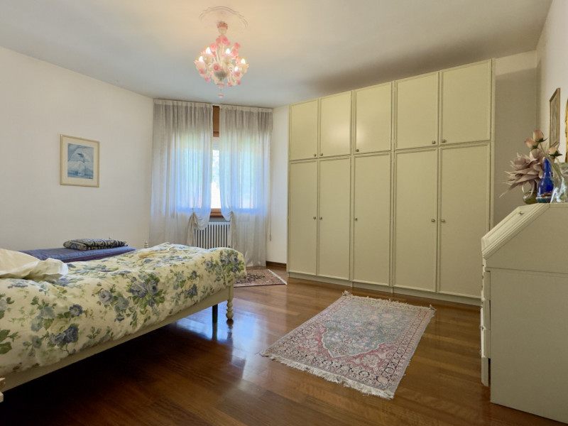In posizione centrale e comoda a tutti i principali servizi, proponiamo villa singola inserita in...