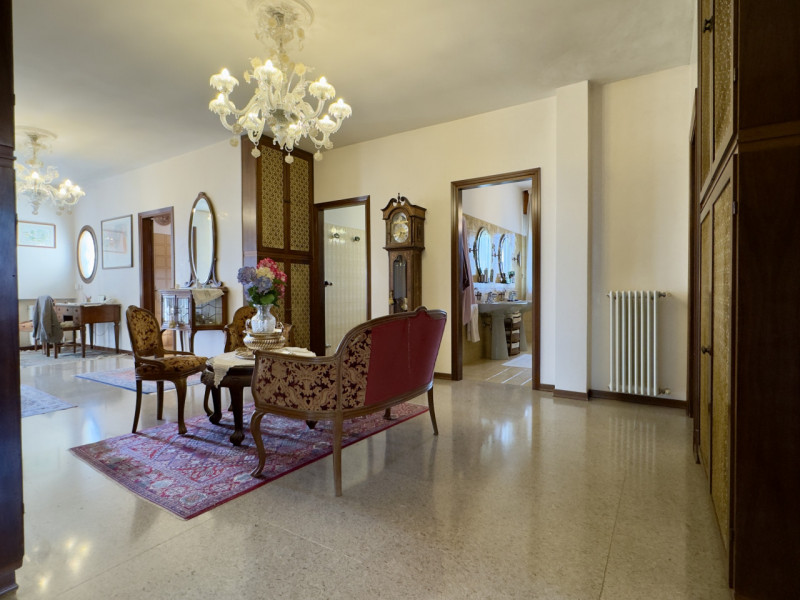 In posizione centrale e comoda a tutti i principali servizi, proponiamo villa singola inserita in...