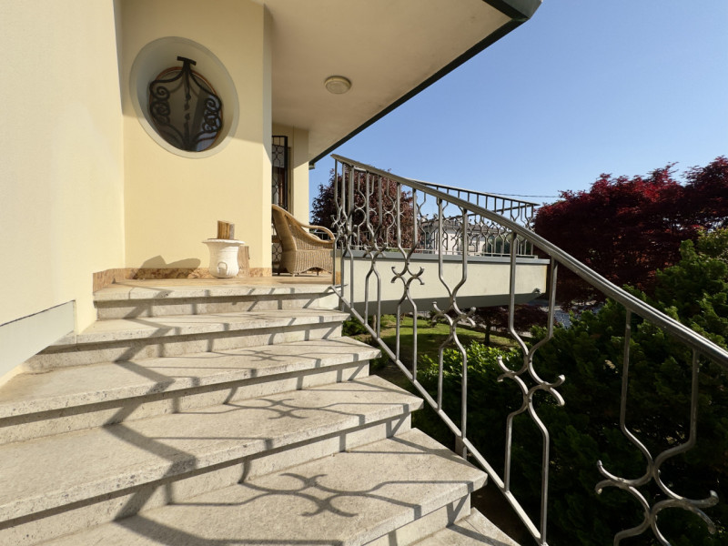 In posizione centrale e comoda a tutti i principali servizi, proponiamo villa singola inserita in...