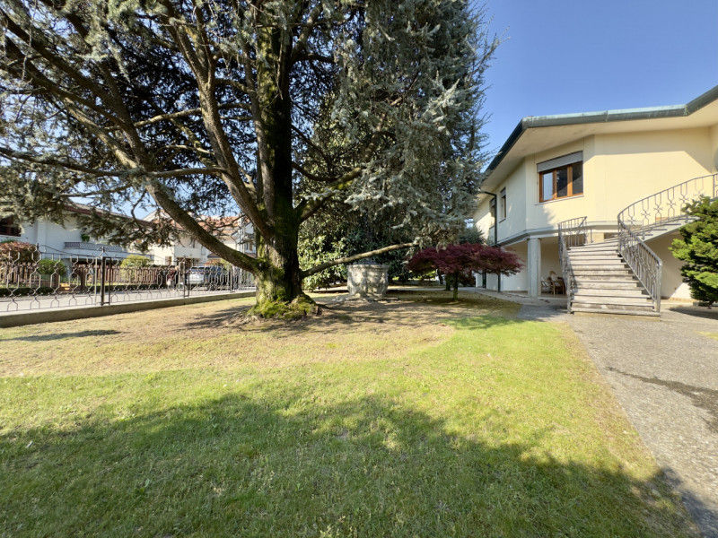 In posizione centrale e comoda a tutti i principali servizi, proponiamo villa singola inserita in...