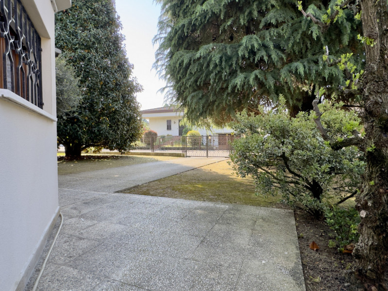 In posizione centrale e comoda a tutti i principali servizi, proponiamo villa singola inserita in...