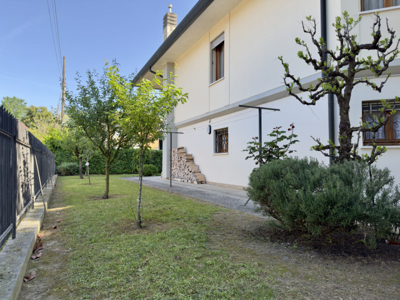 In posizione centrale e comoda a tutti i principali servizi, proponiamo villa singola inserita in...