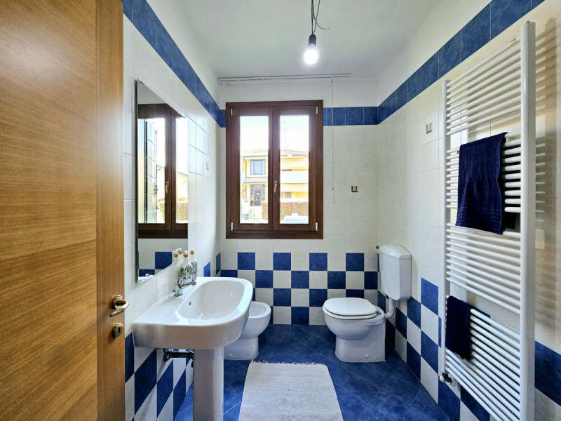 Proponiamo in vendita un bellissimo appartamento al piano rialzato, situato a Sant'Elena (localit...