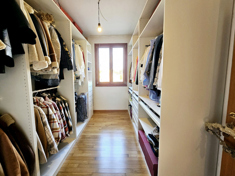 Proponiamo in vendita un bellissimo appartamento al piano rialzato, situato a Sant'Elena (localit...