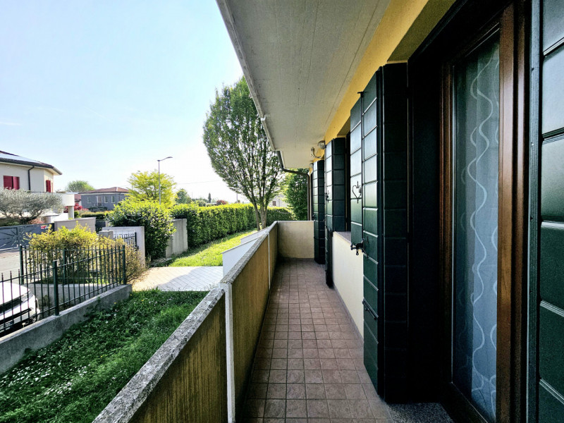 Proponiamo in vendita un bellissimo appartamento al piano rialzato, situato a Sant'Elena (localit...