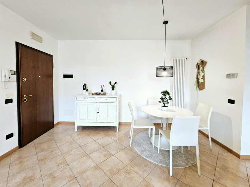 Proponiamo in vendita un bellissimo appartamento al piano rialzato, situato a Sant'Elena (localit...