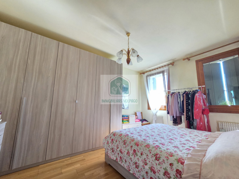 Se cerchi la comodità del centro senza rinunciare alla tranquillità, questo appartamento al primo...