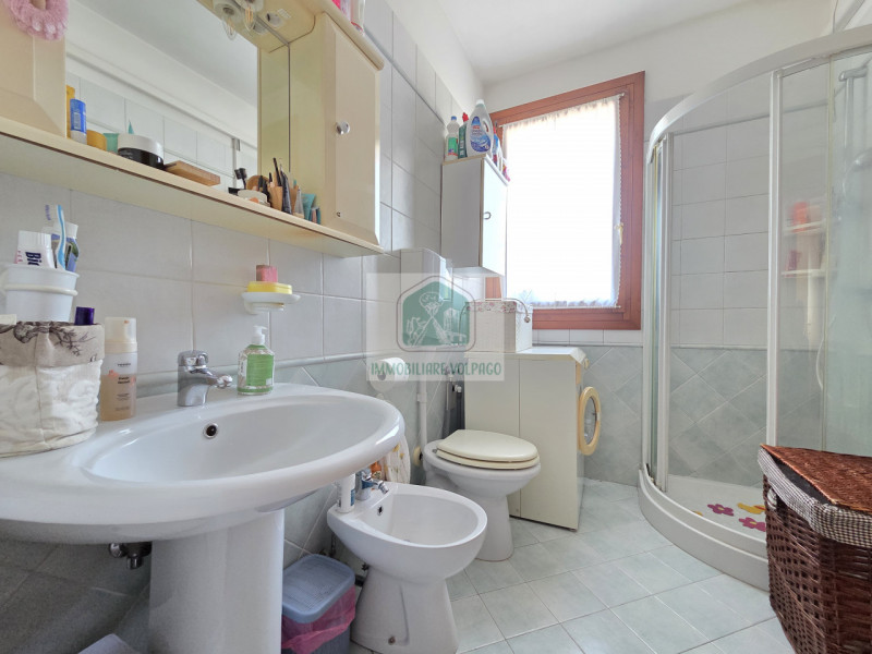 Se cerchi la comodità del centro senza rinunciare alla tranquillità, questo appartamento al primo...