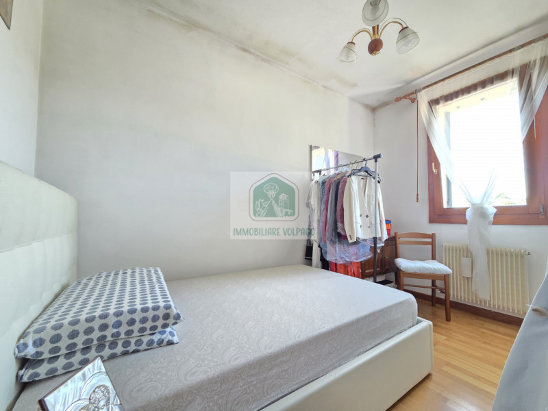 Se cerchi la comodità del centro senza rinunciare alla tranquillità, questo appartamento al primo...