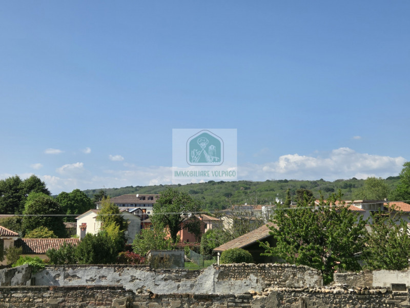 Se cerchi la comodità del centro senza rinunciare alla tranquillità, questo appartamento al primo...