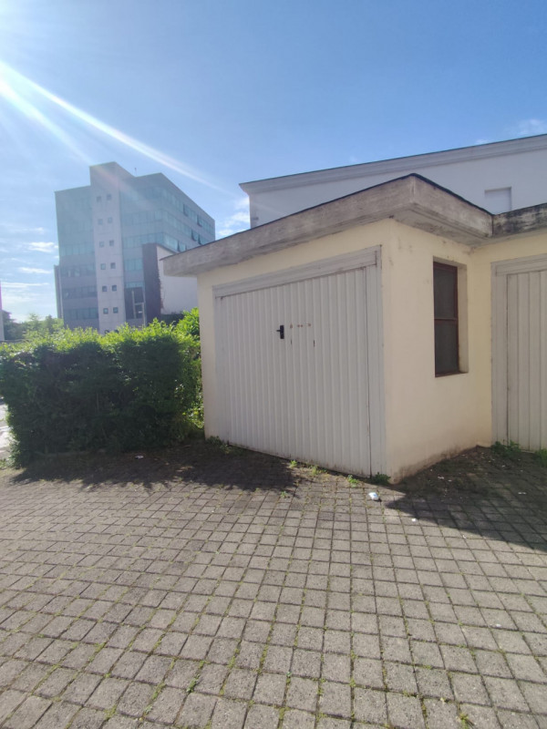 Vendesi garage singolo allestito con scaffalatura e soppalco. Dotato di rubinetto dell'acqua. 90 ...