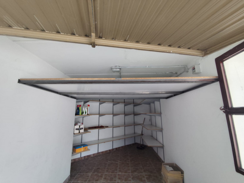 Vendesi garage singolo allestito con scaffalatura e soppalco. Dotato di rubinetto dell'acqua. 90 ...