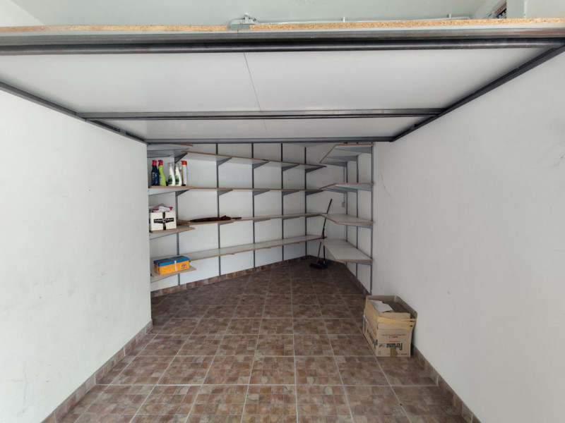 Vendesi garage singolo allestito con scaffalatura e soppalco. Dotato di rubinetto dell'acqua. 90 ...