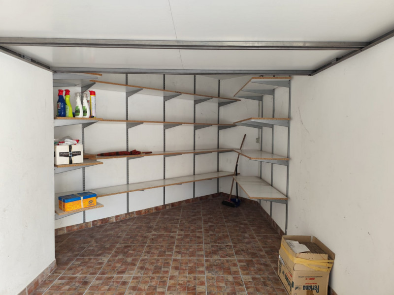 Vendesi garage singolo allestito con scaffalatura e soppalco. Dotato di rubinetto dell'acqua. 90 ...