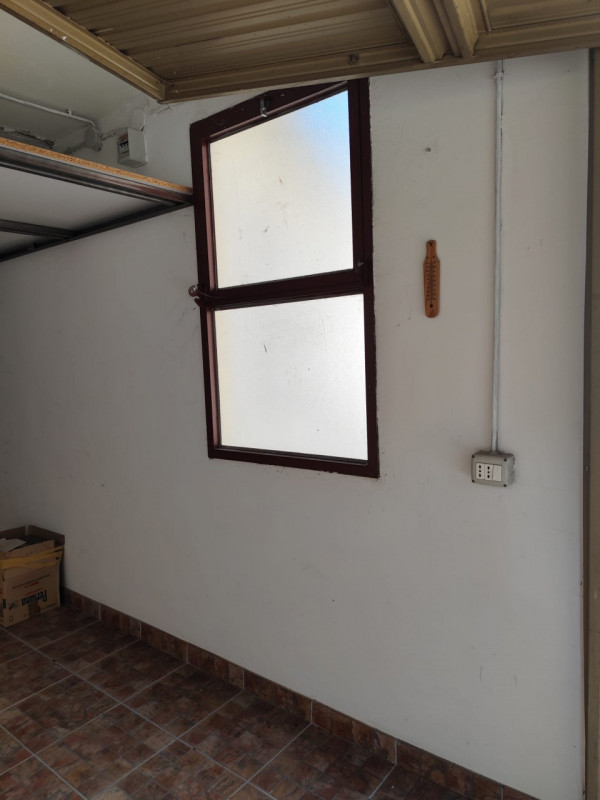 Vendesi garage singolo allestito con scaffalatura e soppalco. Dotato di rubinetto dell'acqua. 90 ...