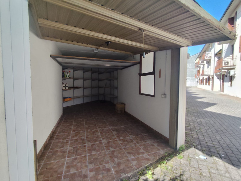 Vendesi garage singolo allestito con scaffalatura e soppalco. Dotato di rubinetto dell'acqua. 90 ...
