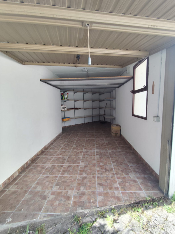 Vendesi garage singolo allestito con scaffalatura e soppalco. Dotato di rubinetto dell'acqua. 90 ...