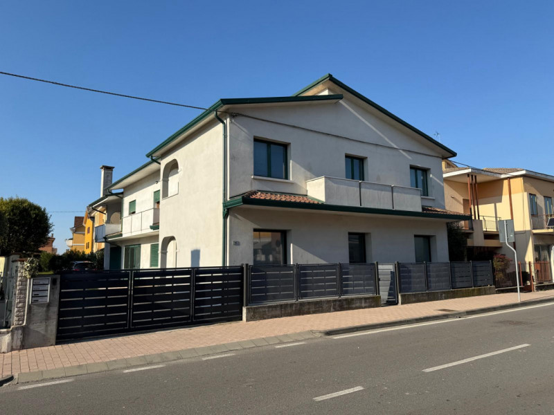 In posizione visibilissima in pieno centro a Polverara lungo la via principale, proponiamo labora...