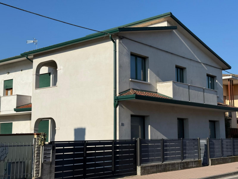 In posizione visibilissima in pieno centro a Polverara lungo la via principale, proponiamo labora...