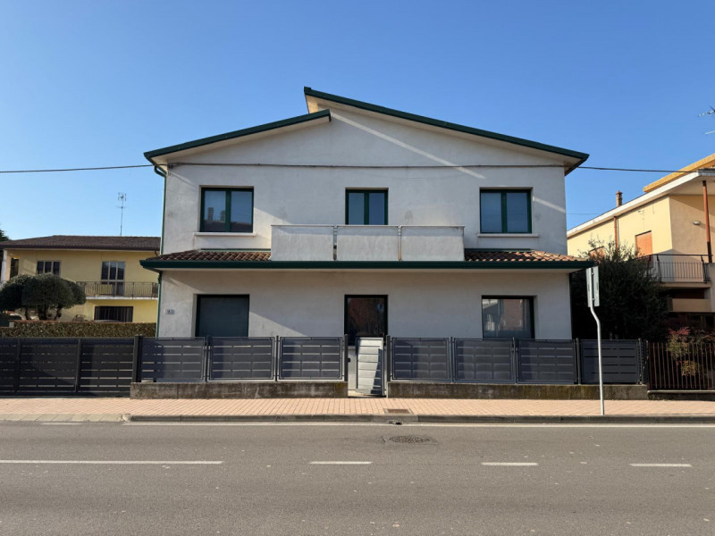 In posizione visibilissima in pieno centro a Polverara lungo la via principale, proponiamo labora...