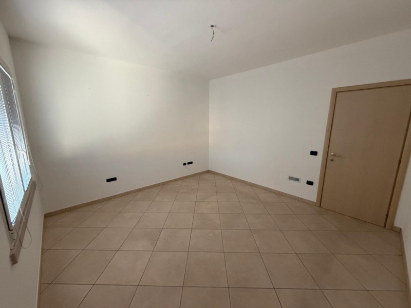 In posizione visibilissima in pieno centro a Polverara lungo la via principale, proponiamo labora...