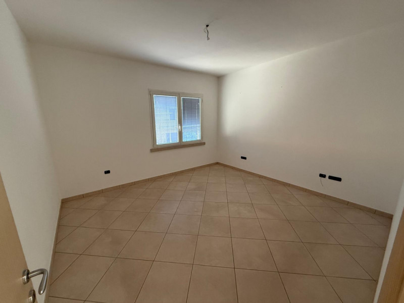 In posizione visibilissima in pieno centro a Polverara lungo la via principale, proponiamo labora...