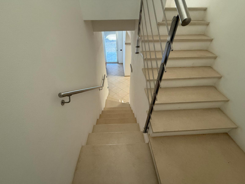 In posizione visibilissima in pieno centro a Polverara lungo la via principale, proponiamo labora...