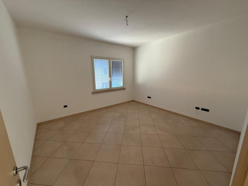 In posizione visibilissima in pieno centro a Polverara lungo la via principale, proponiamo labora...