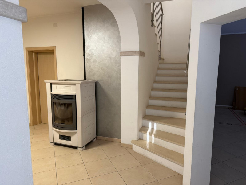 In posizione visibilissima in pieno centro a Polverara lungo la via principale, proponiamo labora...