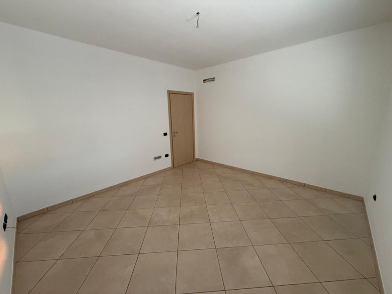 In posizione visibilissima in pieno centro a Polverara lungo la via principale, proponiamo labora...