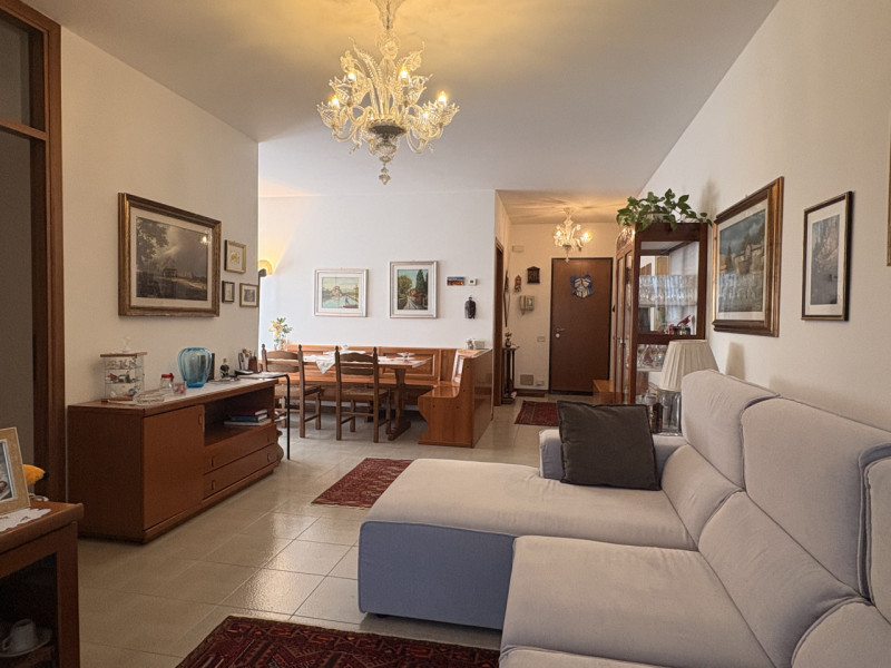 Se stai cercando un appartamento che coniughi spazio e comfort, ti presentiamo questo splendido q...