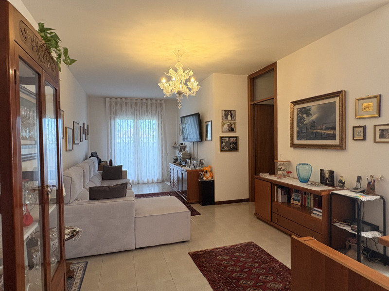 Se stai cercando un appartamento che coniughi spazio e comfort, ti presentiamo questo splendido q...