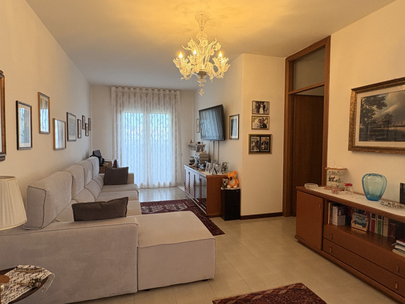 Se stai cercando un appartamento che coniughi spazio e comfort, ti presentiamo questo splendido q...