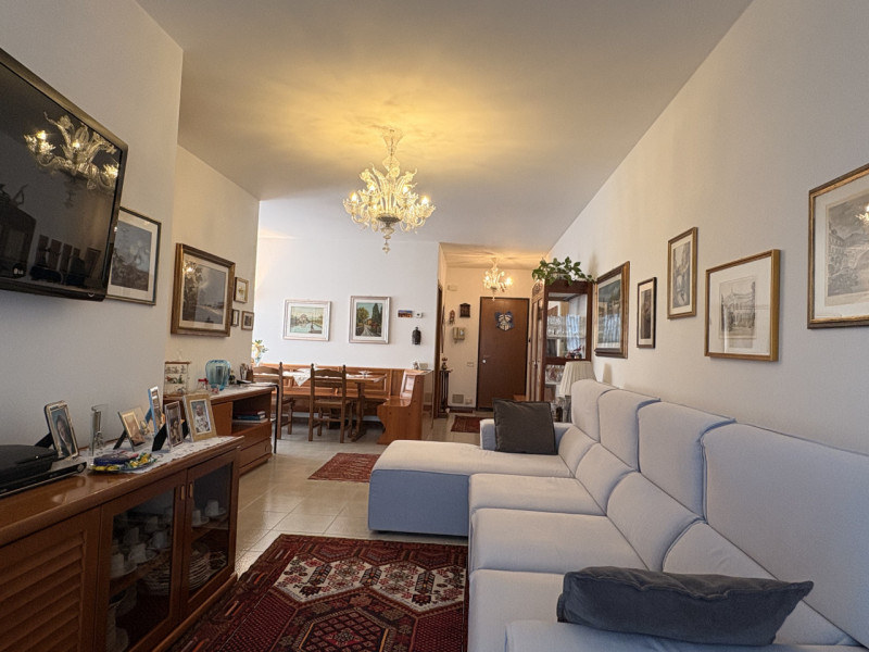 Se stai cercando un appartamento che coniughi spazio e comfort, ti presentiamo questo splendido q...