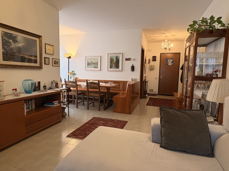 Se stai cercando un appartamento che coniughi spazio e comfort, ti presentiamo questo splendido q...