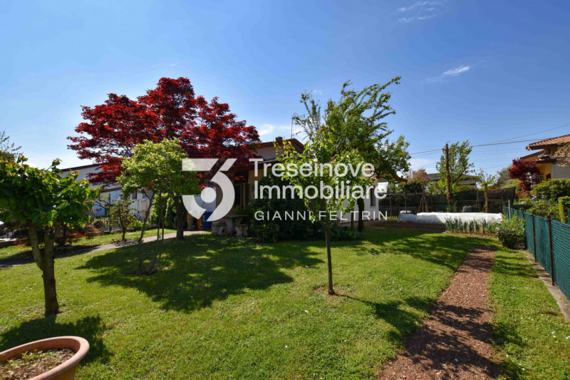 (Per INFO Feltrin ing. Gianni) Proponiamo in vendita bifamiliare disposta su tre livelli a Castag...