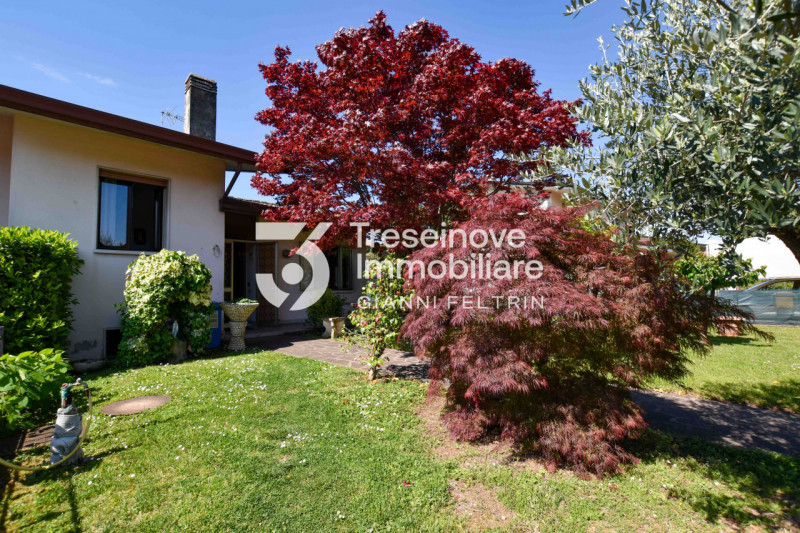 (Per INFO Feltrin ing. Gianni) Proponiamo in vendita bifamiliare disposta su tre livelli a Castag...