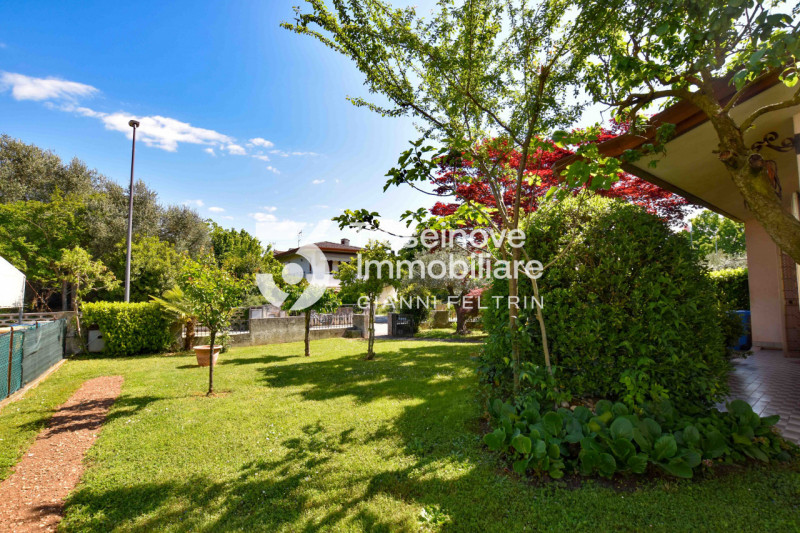 (Per INFO Feltrin ing. Gianni) Proponiamo in vendita bifamiliare disposta su tre livelli a Castag...