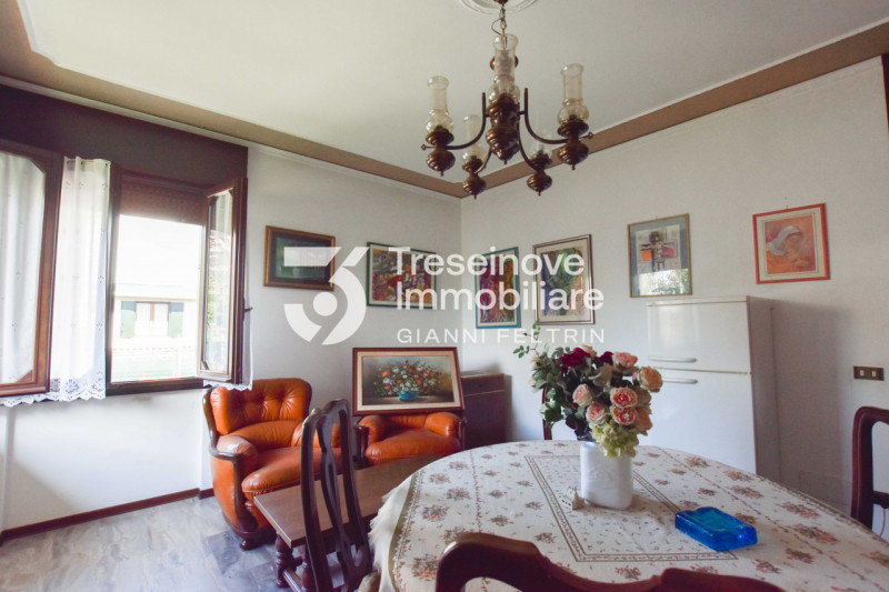 (Per INFO Feltrin ing. Gianni) Proponiamo in vendita bifamiliare disposta su tre livelli a Castag...