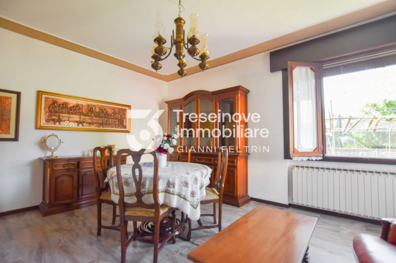 (Per INFO Feltrin ing. Gianni) Proponiamo in vendita bifamiliare disposta su tre livelli a Castag...