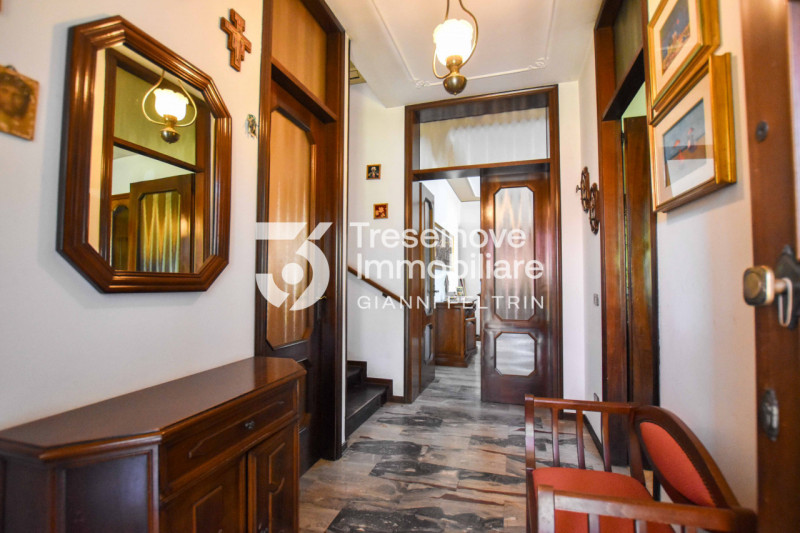 (Per INFO Feltrin ing. Gianni) Proponiamo in vendita bifamiliare disposta su tre livelli a Castag...