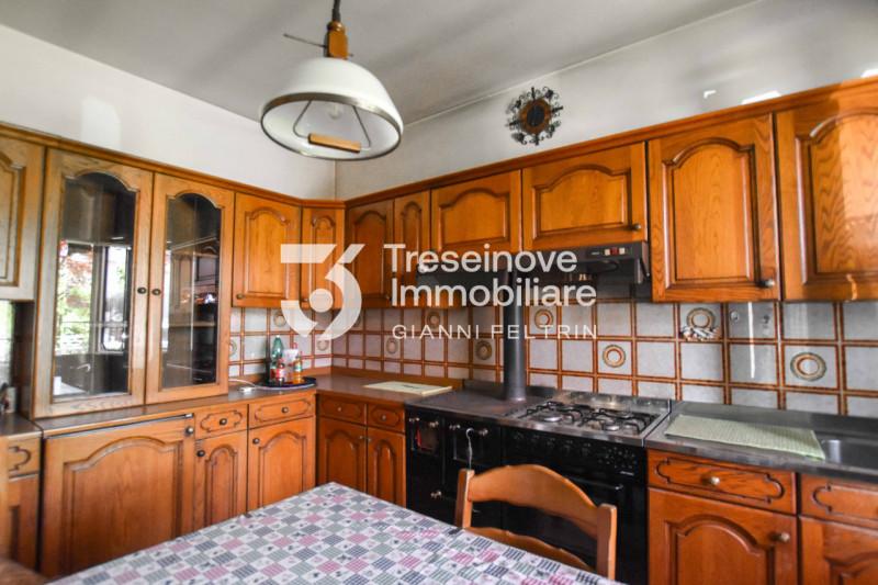 (Per INFO Feltrin ing. Gianni) Proponiamo in vendita bifamiliare disposta su tre livelli a Castag...