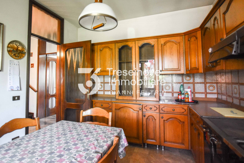 (Per INFO Feltrin ing. Gianni) Proponiamo in vendita bifamiliare disposta su tre livelli a Castag...